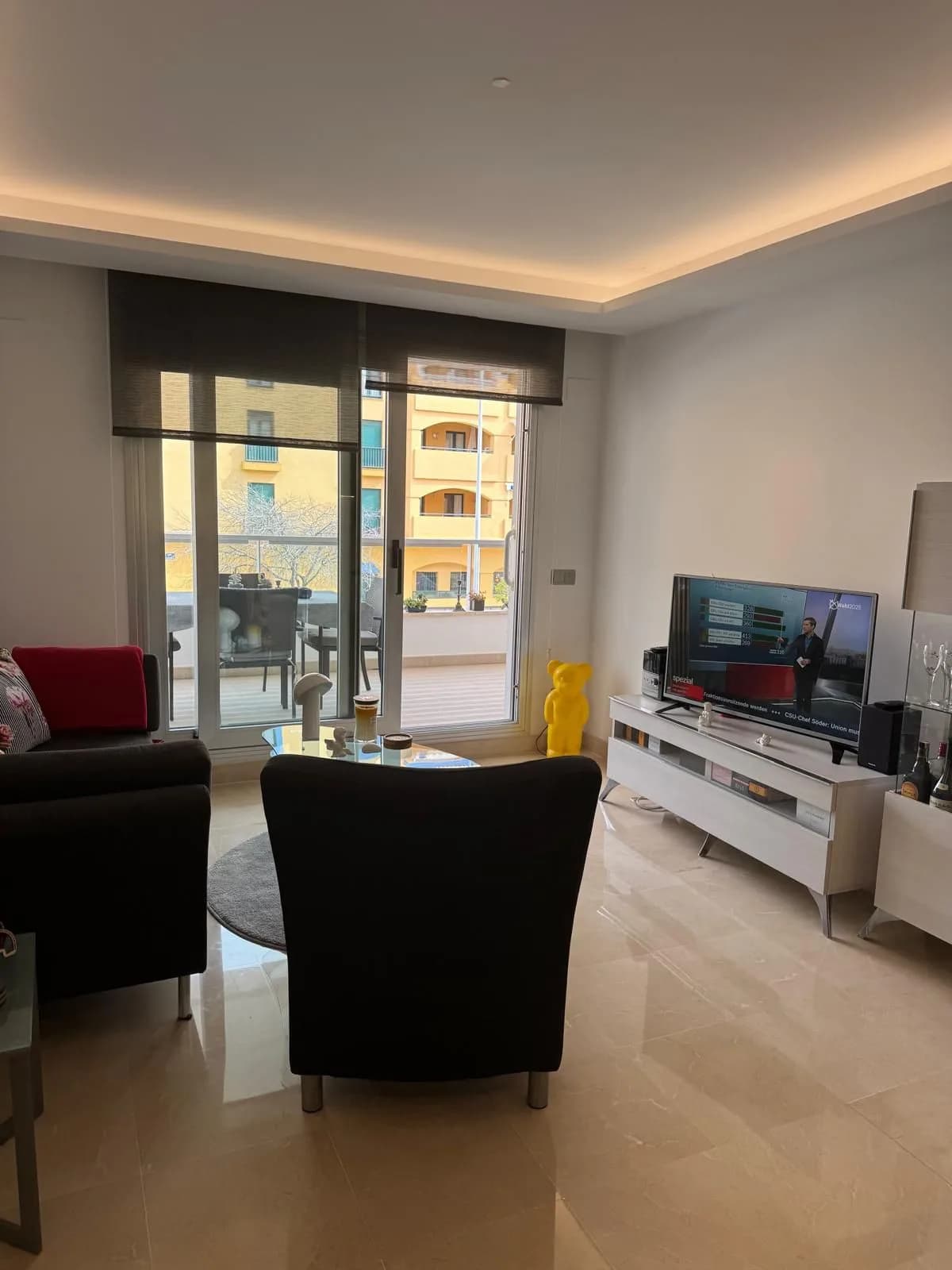 3 Bedroom Middle Floor Apartment for Sale in San Pedro de Alcántara, Málaga - Image 3