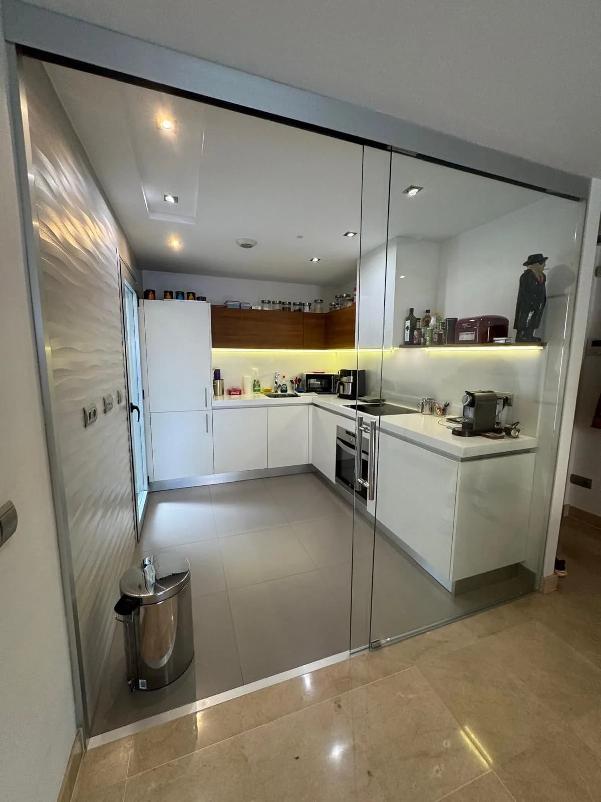 3 Bedroom Middle Floor Apartment for Sale in San Pedro de Alcántara, Málaga - Image 4
