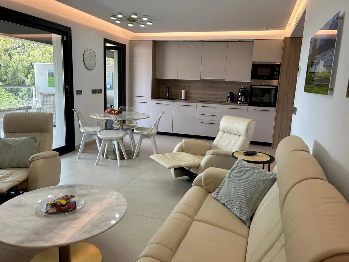 3 Bedroom Middle Floor Apartment for Sale in La Quinta, Málaga - Image 3