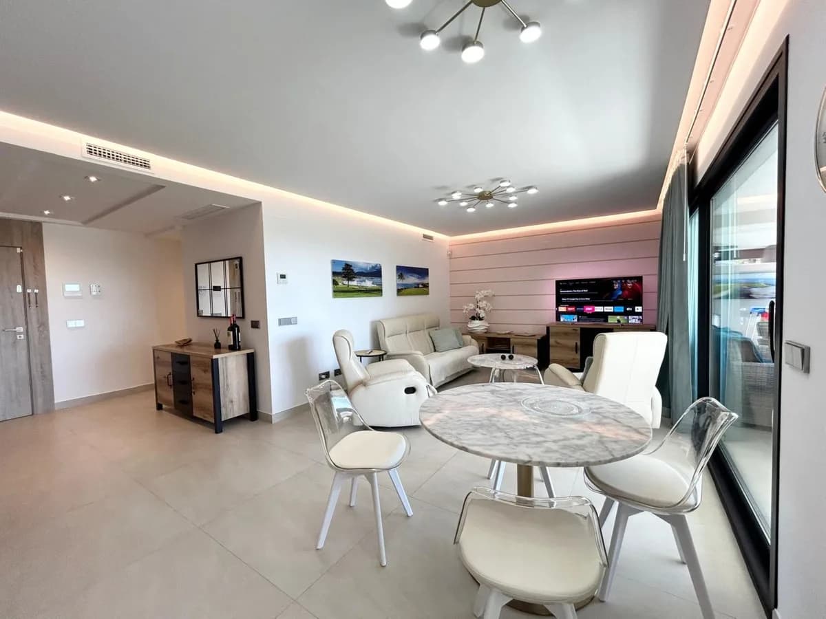 3 Bedroom Middle Floor Apartment for Sale in La Quinta, Málaga - Image 5