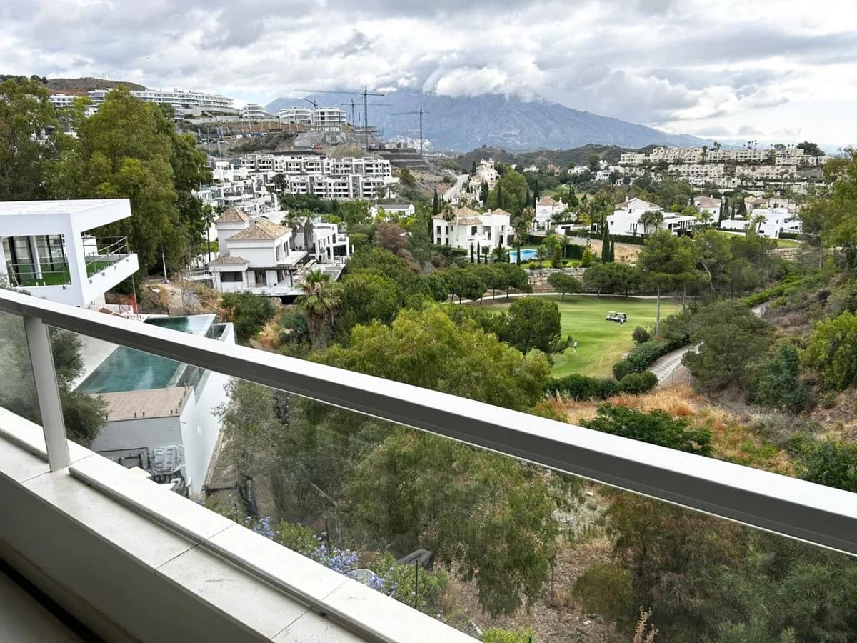 3 Bedroom Middle Floor Apartment for Sale in La Quinta, Málaga - Image 6