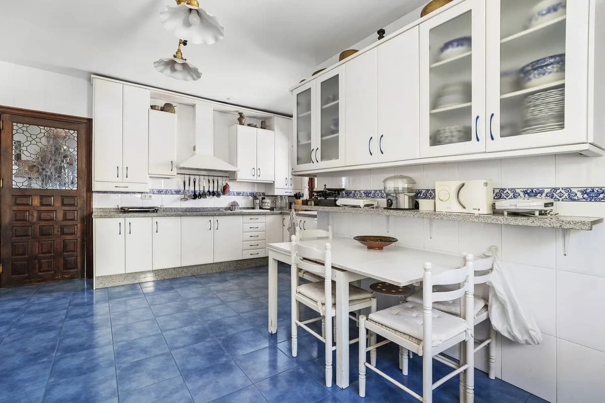 8 Bedroom Detached Villa for Sale in El Candado, Málaga - Image 7
