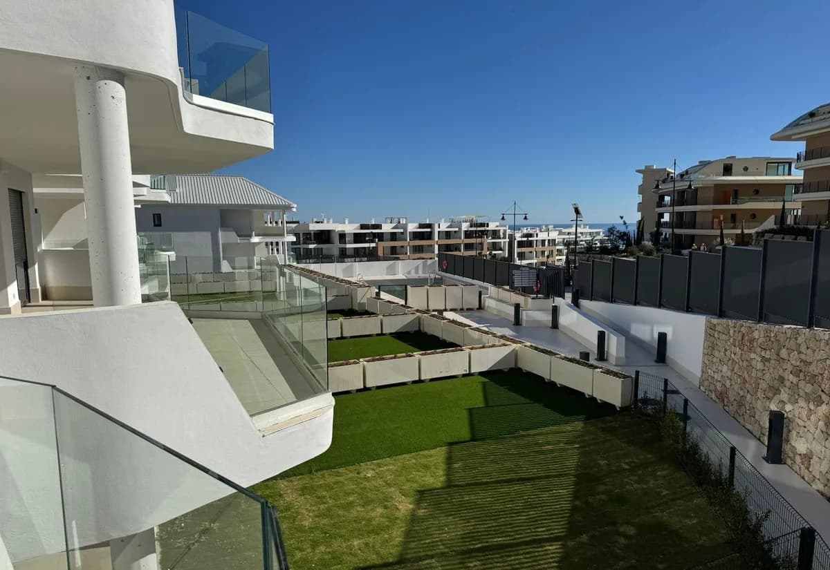 3 Bedroom Middle Floor Apartment for Sale in Fuengirola, Málaga - Image 3