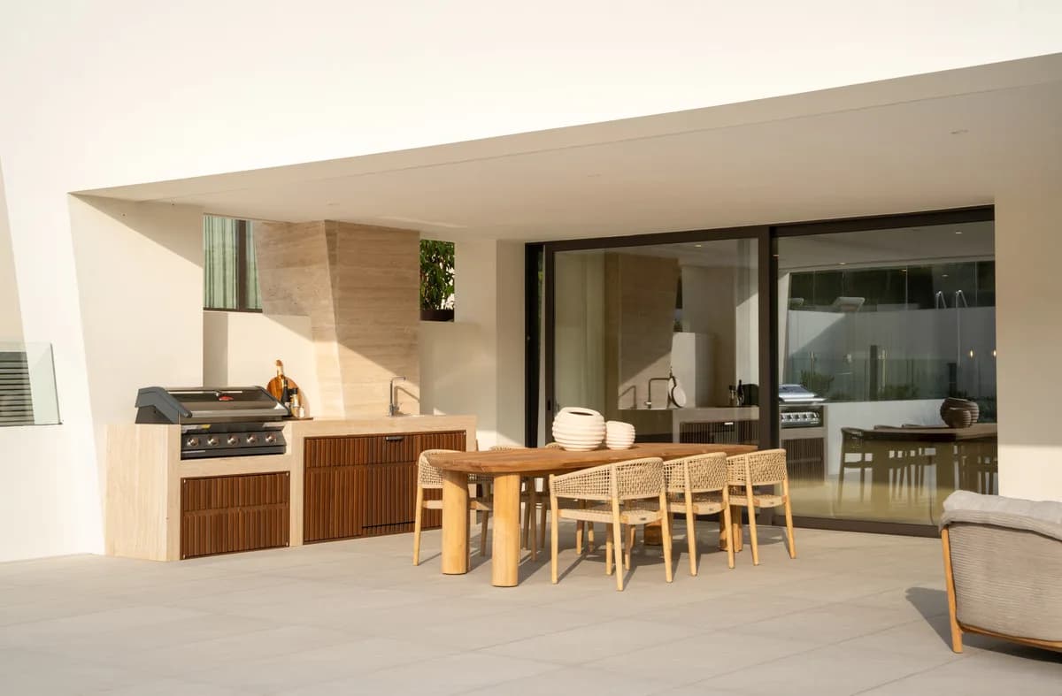 4 Bedroom Ground Floor Apartment for Sale in The Golden Mile, Málaga - Image 4