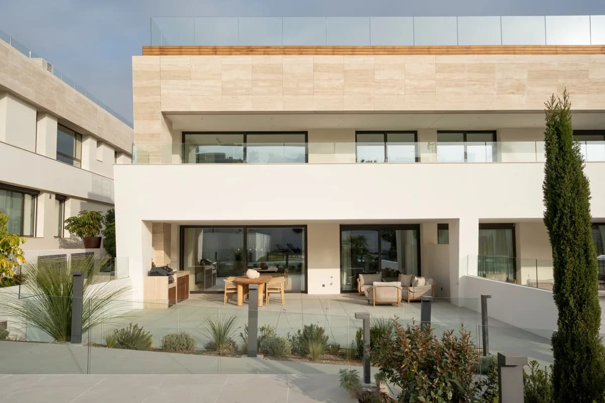 4 Bedroom Ground Floor Apartment for Sale in The Golden Mile, Málaga