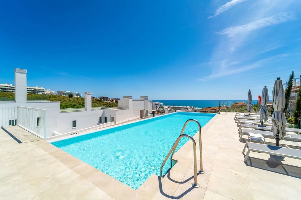 3 Bedroom Middle Floor Apartment for Sale in Fuengirola, Málaga - Image 5