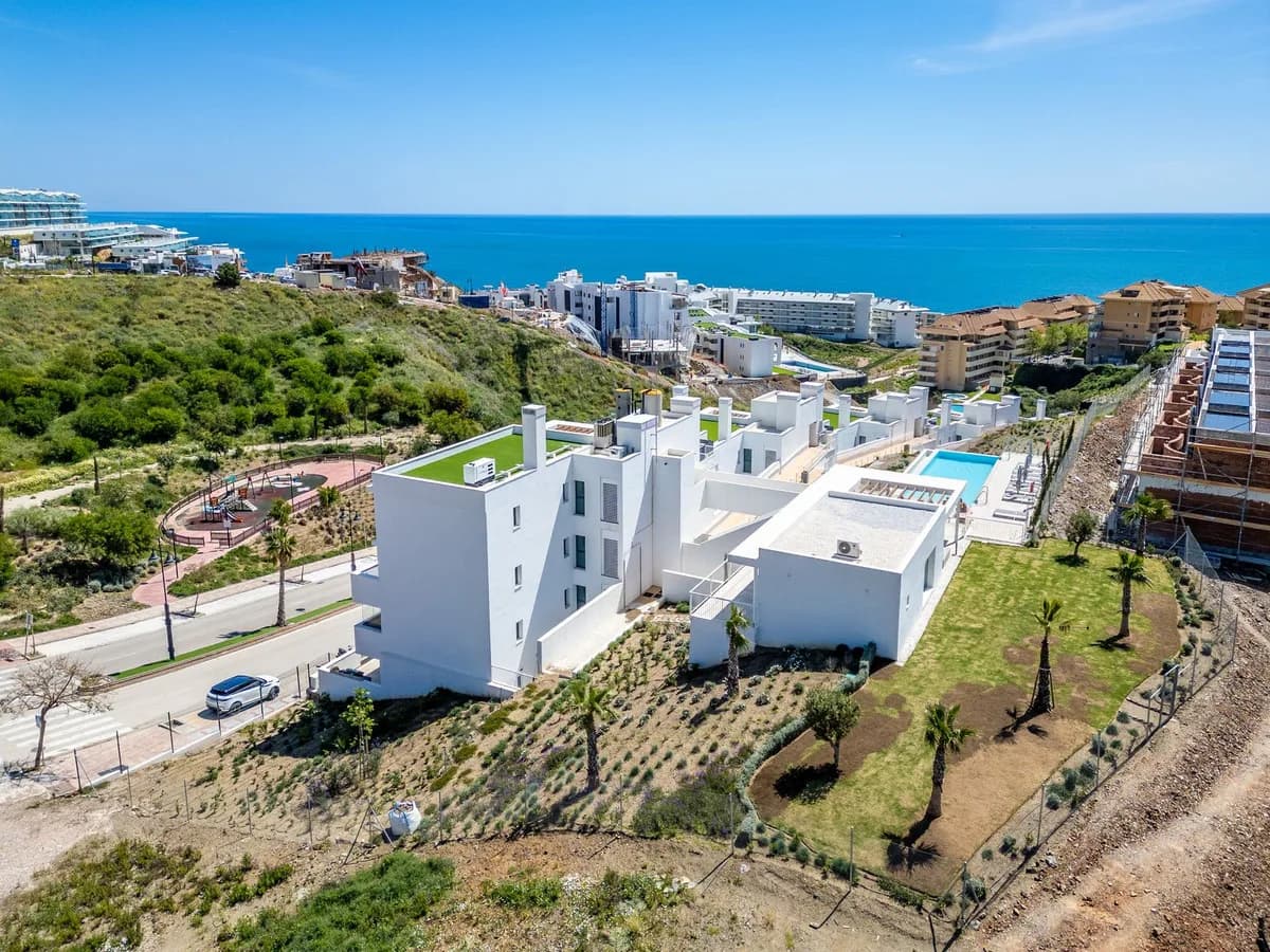 3 Bedroom Middle Floor Apartment for Sale in Fuengirola, Málaga - Image 8