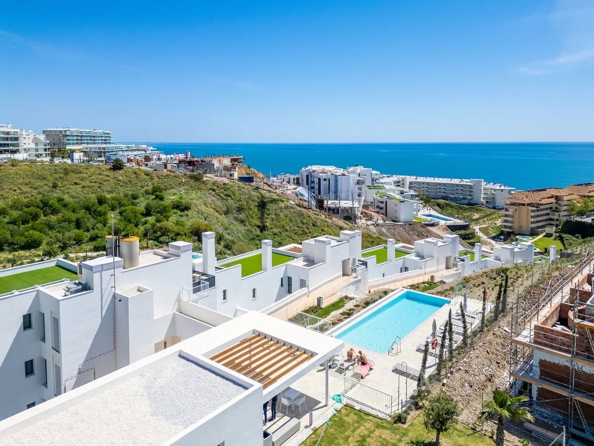 3 Bedroom Middle Floor Apartment for Sale in Fuengirola, Málaga - Image 9