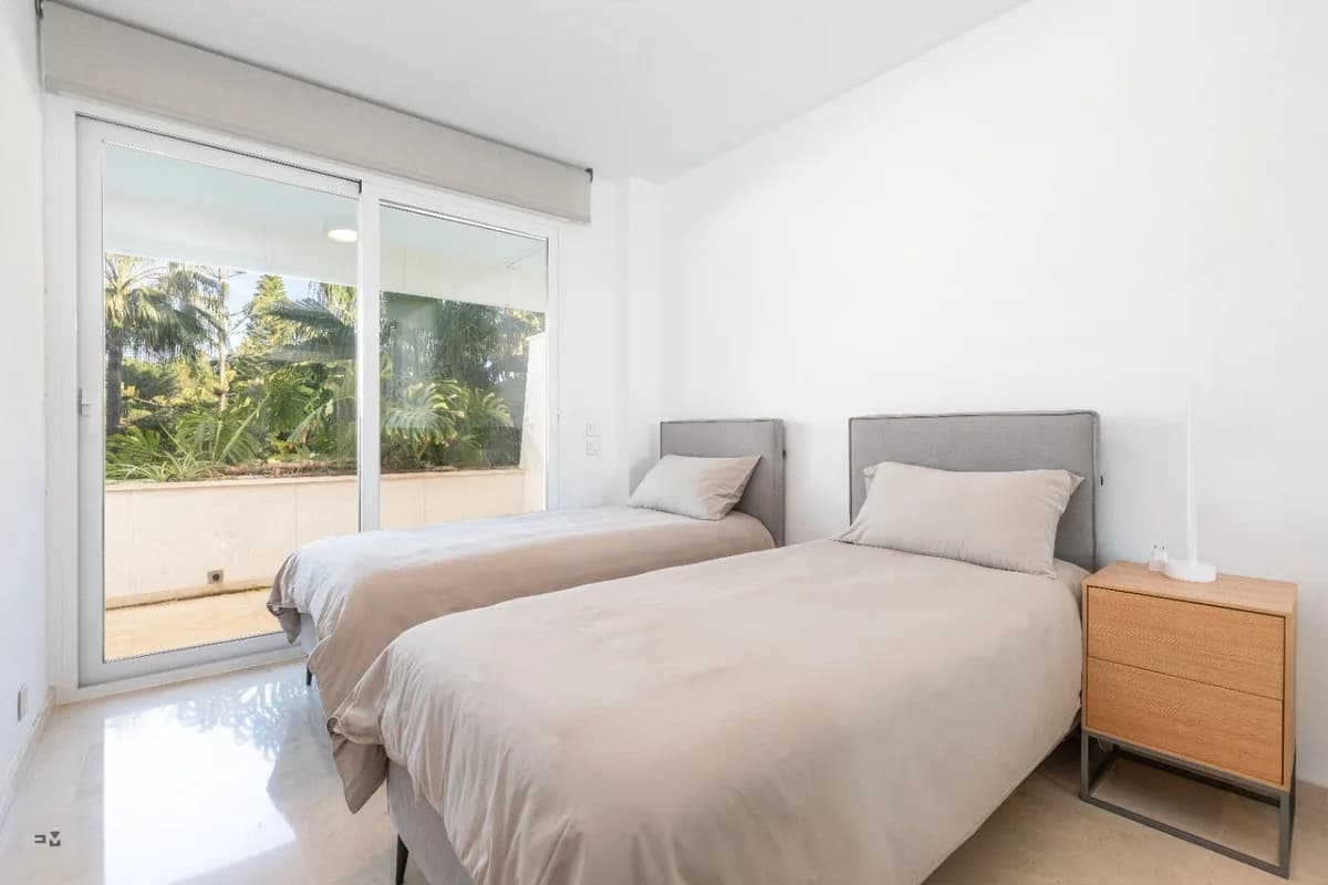 3 Bedroom Middle Floor Apartment for Sale in Estepona, Málaga - Image 4