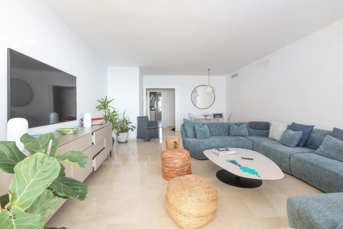 3 Bedroom Middle Floor Apartment for Sale in Estepona, Málaga - Image 9