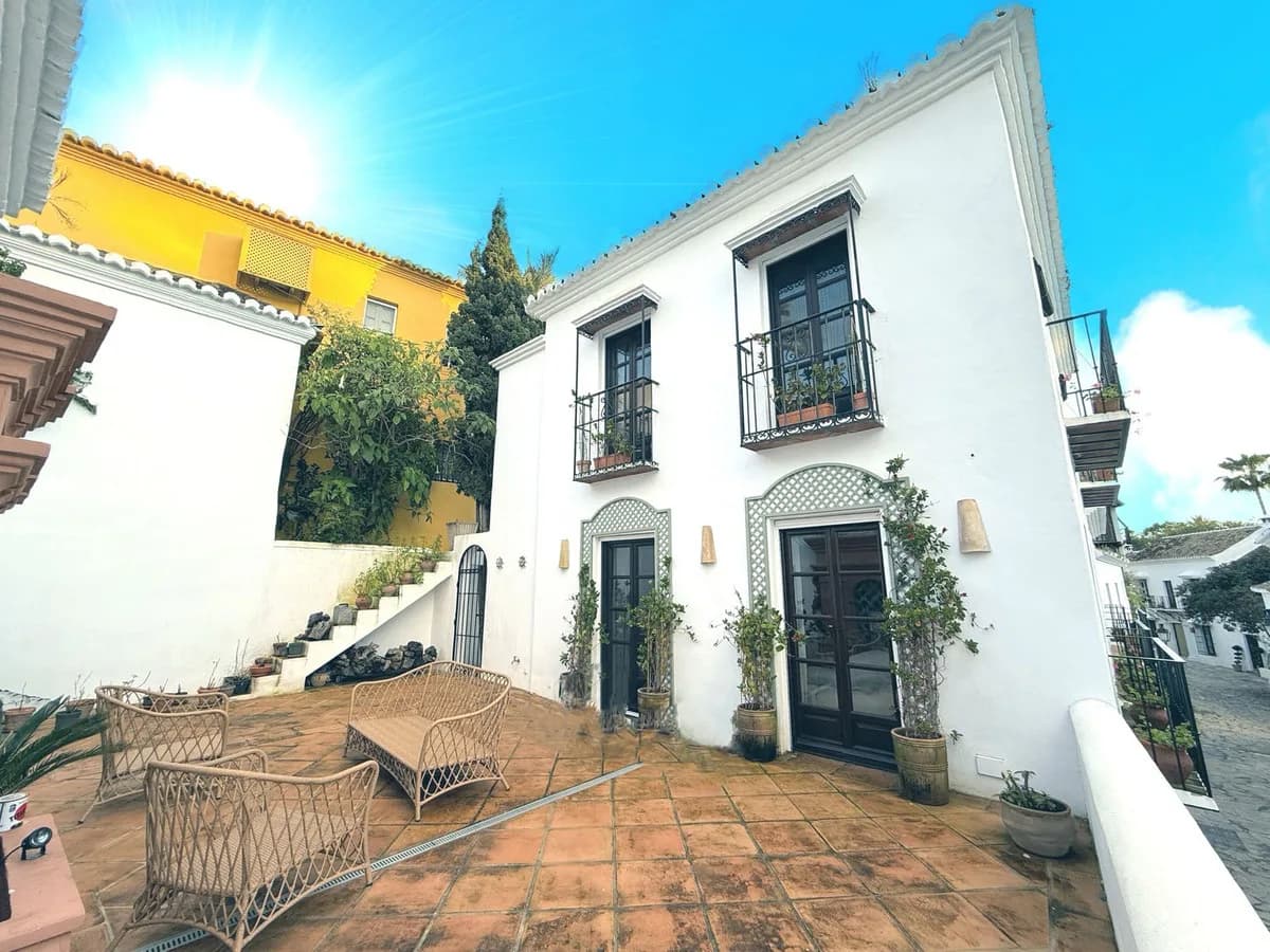 4 Bedroom Semi-Detached House for Sale in Marbella, Málaga - Image 2