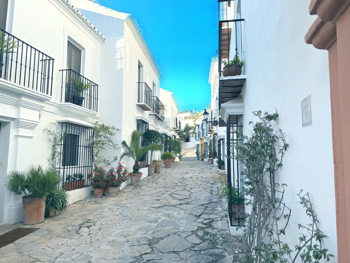4 Bedroom Semi-Detached House for Sale in Marbella, Málaga - Image 3