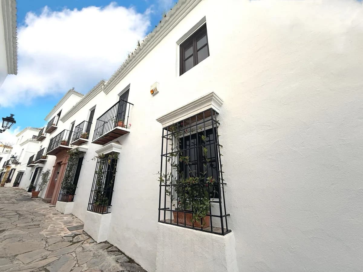4 Bedroom Semi-Detached House for Sale in Marbella, Málaga - Image 4
