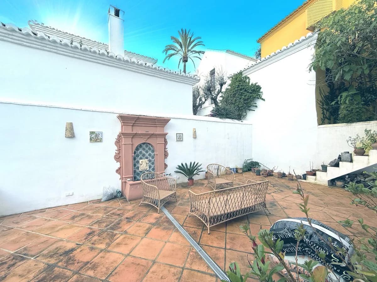 4 Bedroom Semi-Detached House for Sale in Marbella, Málaga - Image 7