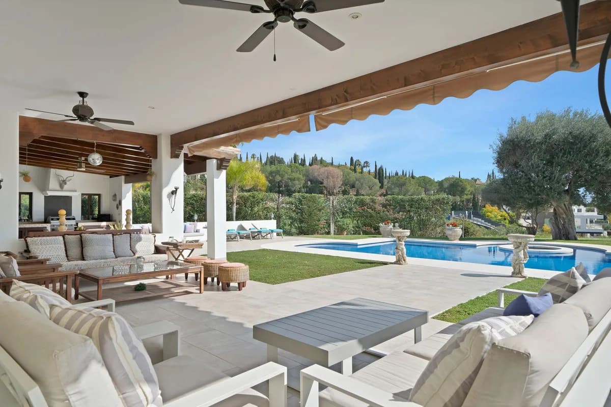 7 Bedroom Detached Villa for Sale in Nueva Andalucía, Málaga - Image 2