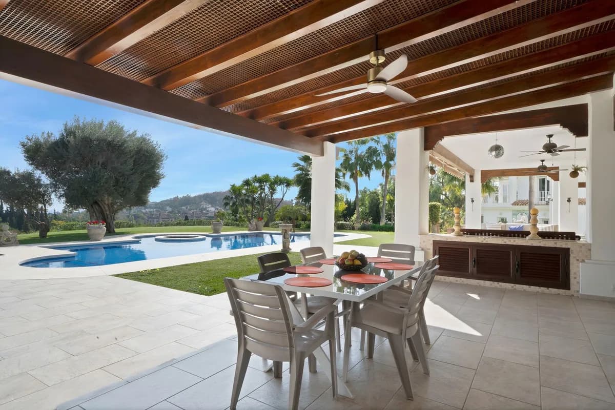 7 Bedroom Detached Villa for Sale in Nueva Andalucía, Málaga - Image 3