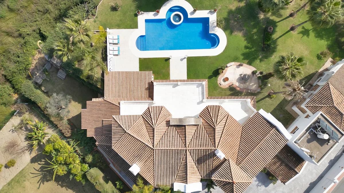 7 Bedroom Detached Villa for Sale in Nueva Andalucía, Málaga - Image 7