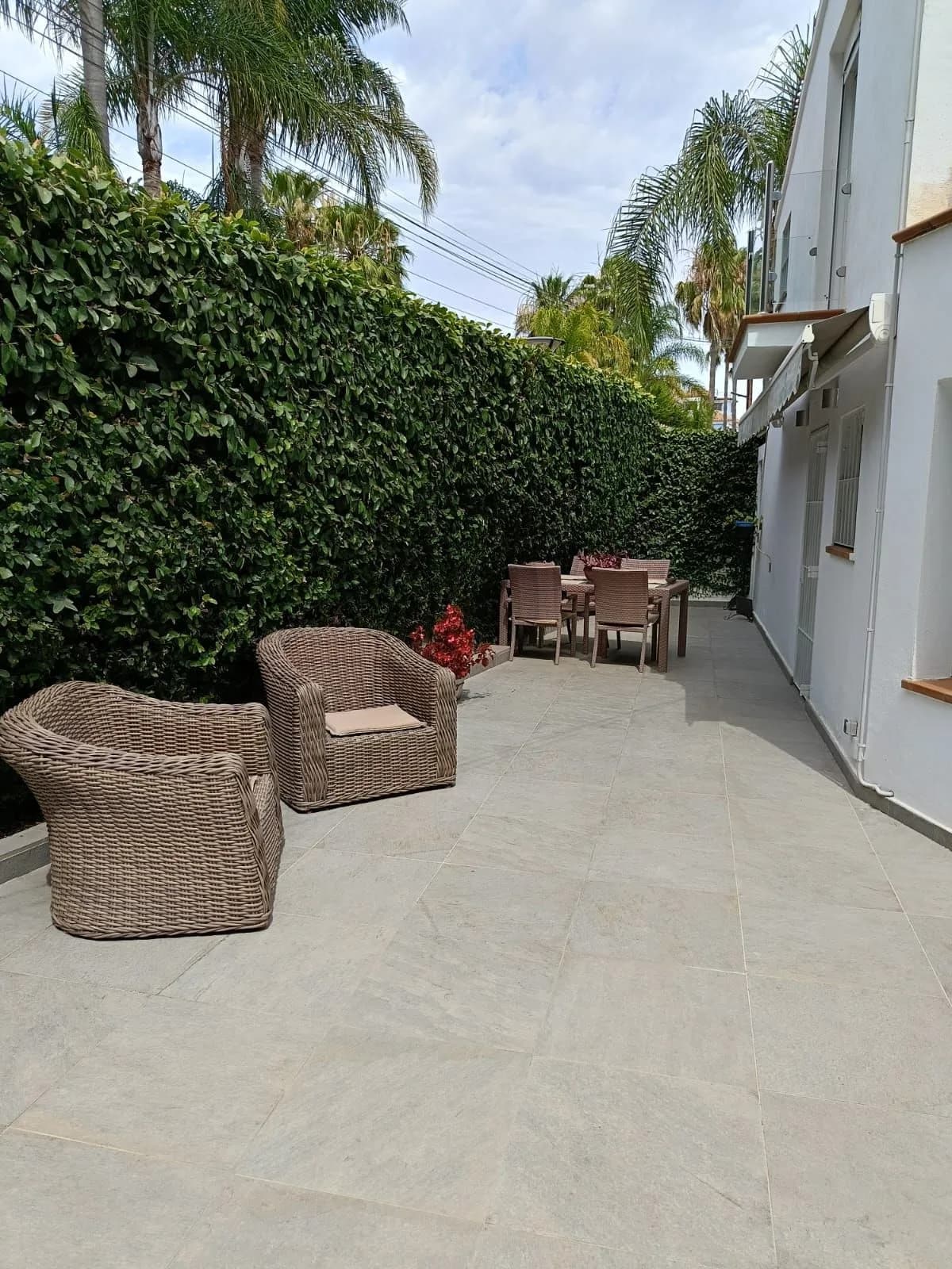 4 Bedroom Detached Villa for Sale in San Pedro de Alcántara, Málaga - Image 2