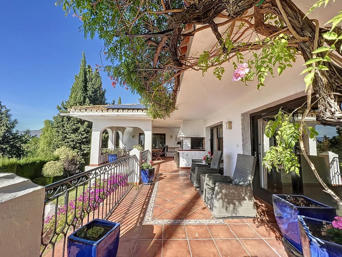 4 Bedroom Detached Villa for Sale in Mijas, Málaga - Image 3