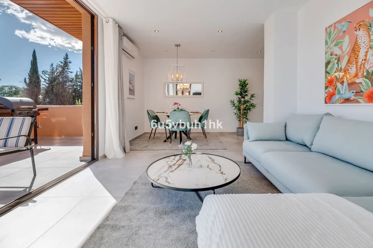 5 Bedroom Middle Floor Apartment for Sale in Estepona, Málaga - Image 4