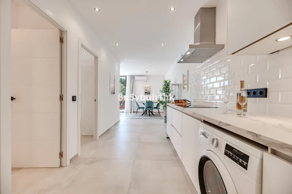 5 Bedroom Middle Floor Apartment for Sale in Estepona, Málaga - Image 5