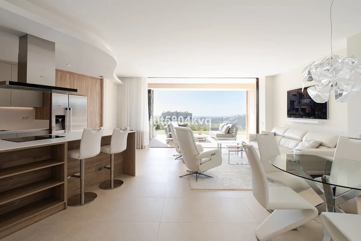 3 Bedroom Ground Floor Apartment for Sale in Benahavís, Málaga