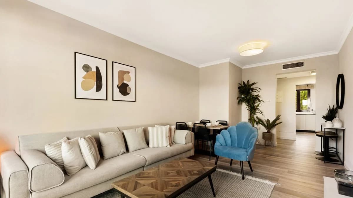 2 Bedroom Top Floor Apartment for Sale in El Paraiso, Málaga - Image 2