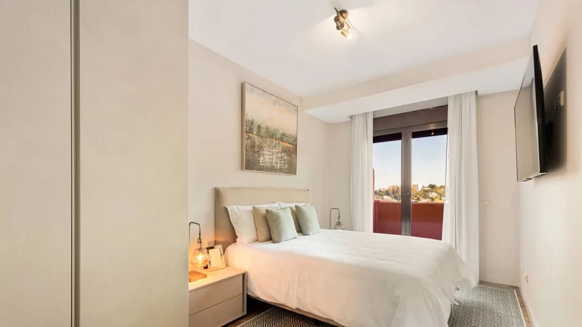 2 Bedroom Top Floor Apartment for Sale in El Paraiso, Málaga - Image 7