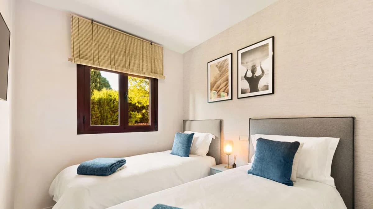 2 Bedroom Top Floor Apartment for Sale in El Paraiso, Málaga - Image 9