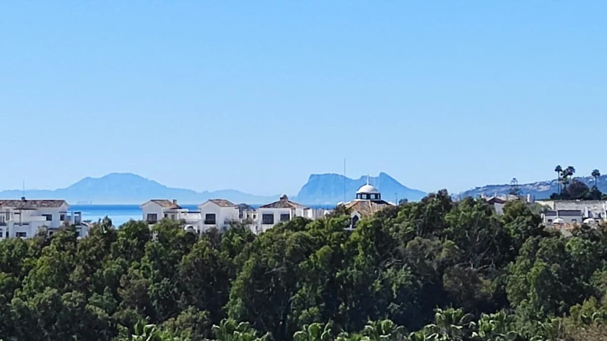 2 Bedroom Penthouse for Sale in Estepona, Málaga - Image 4