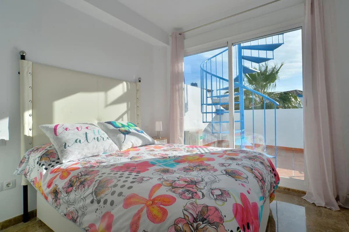 2 Bedroom Top Floor Apartment for Sale in Estepona, Málaga - Image 2