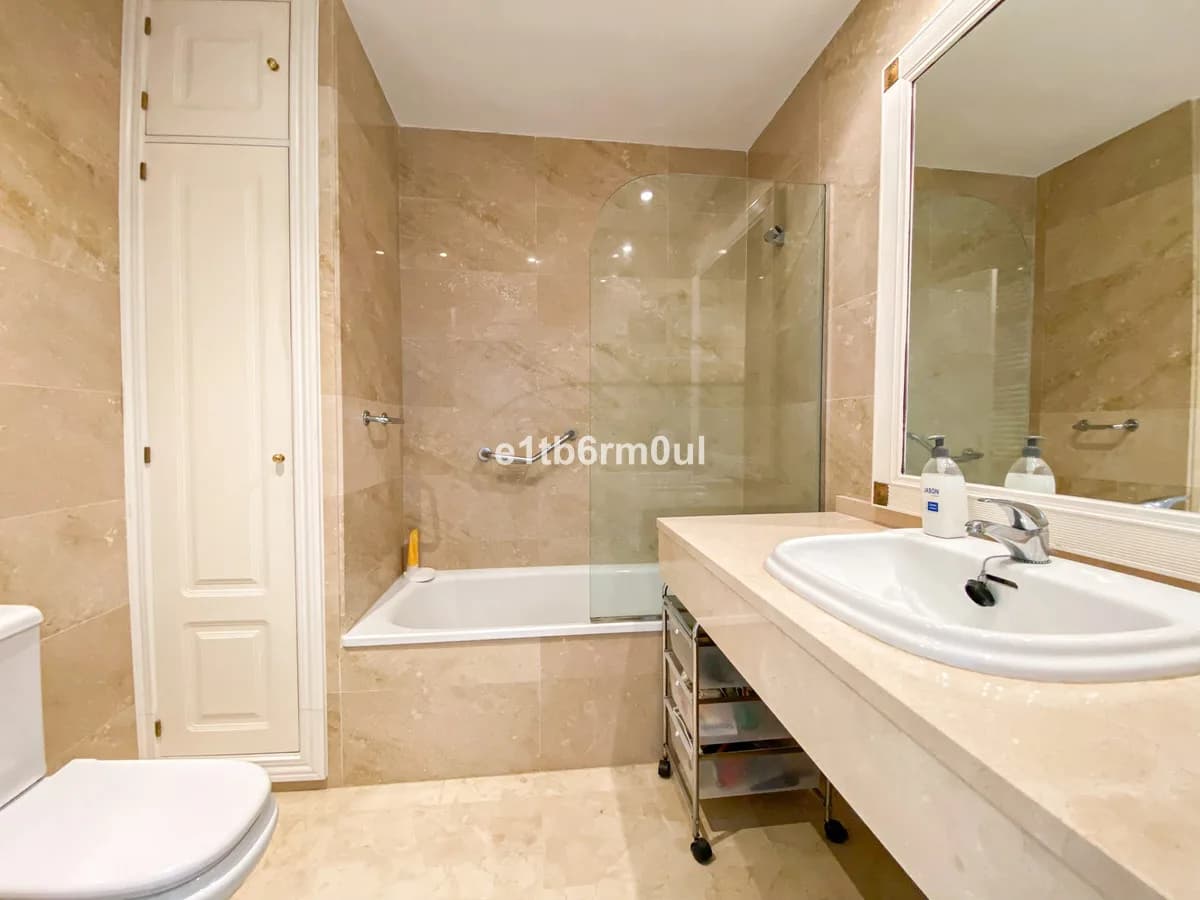 3 Bedroom Penthouse Duplex for Sale in The Golden Mile, Málaga - Image 9