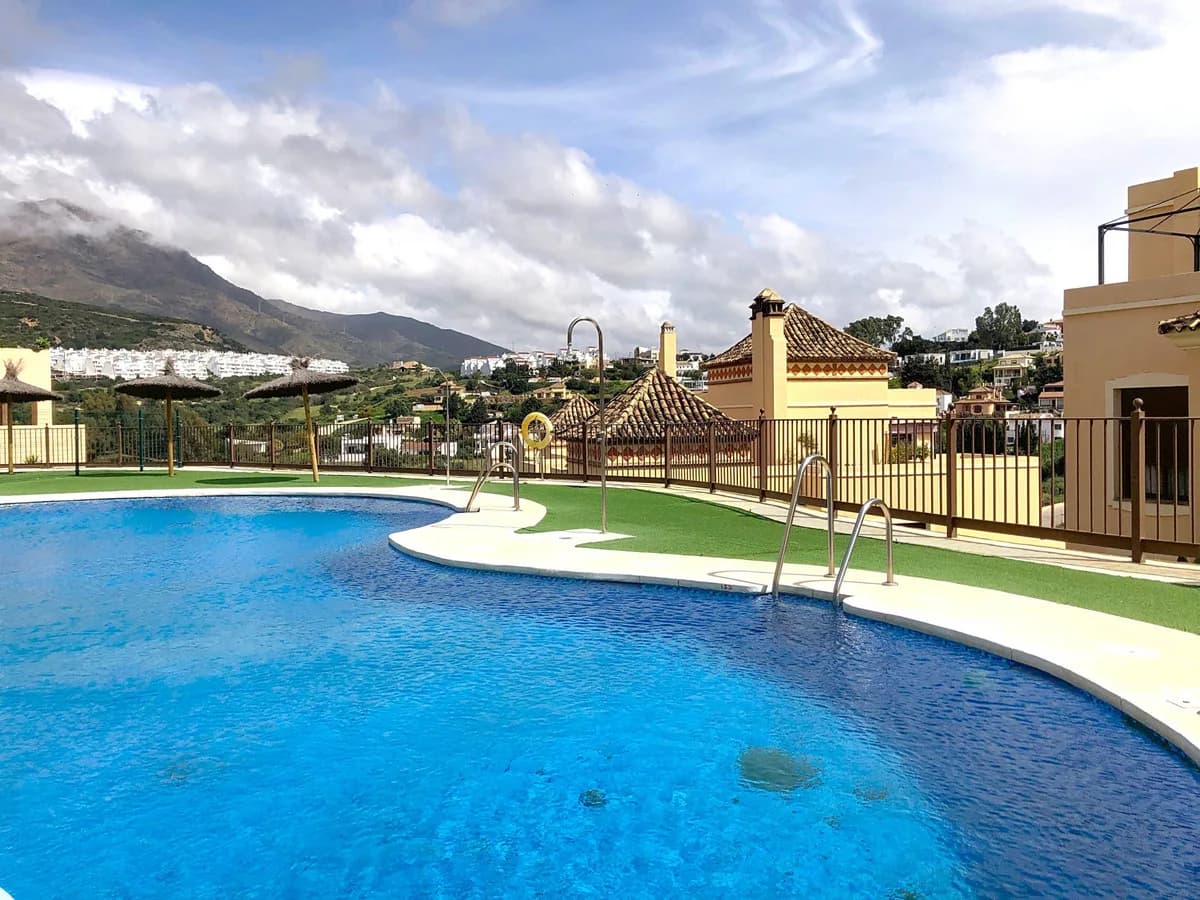 3 Bedroom Middle Floor Apartment for Sale in Estepona, Málaga - Image 3