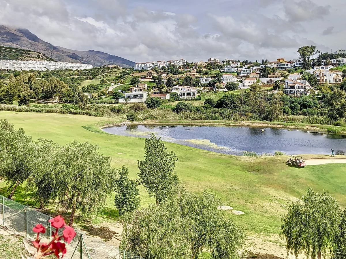 3 Bedroom Middle Floor Apartment for Sale in Estepona, Málaga - Image 4