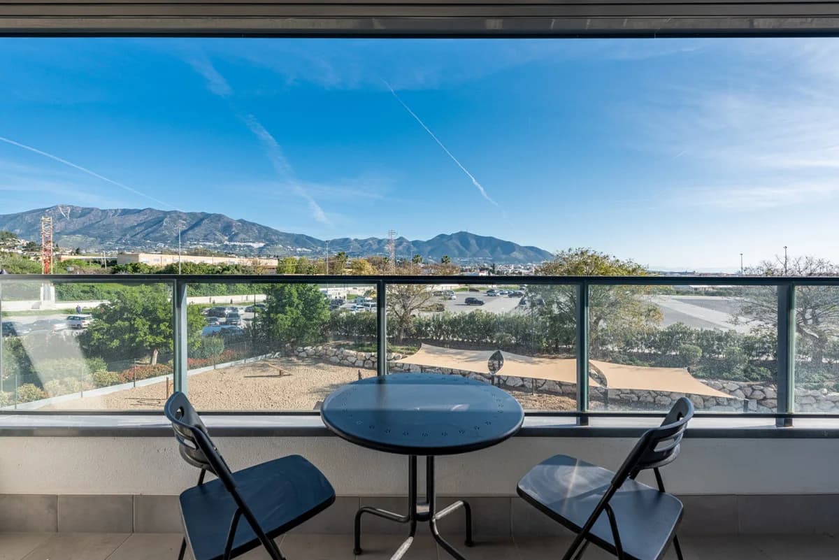 3 Bedroom Middle Floor Apartment for Sale in Las Lagunas, Málaga - Image 2
