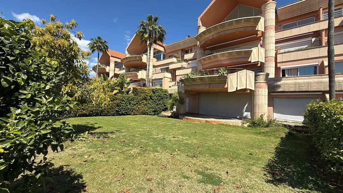 4 Bedroom Ground Floor Apartment for Sale in Nueva Andalucía, Málaga