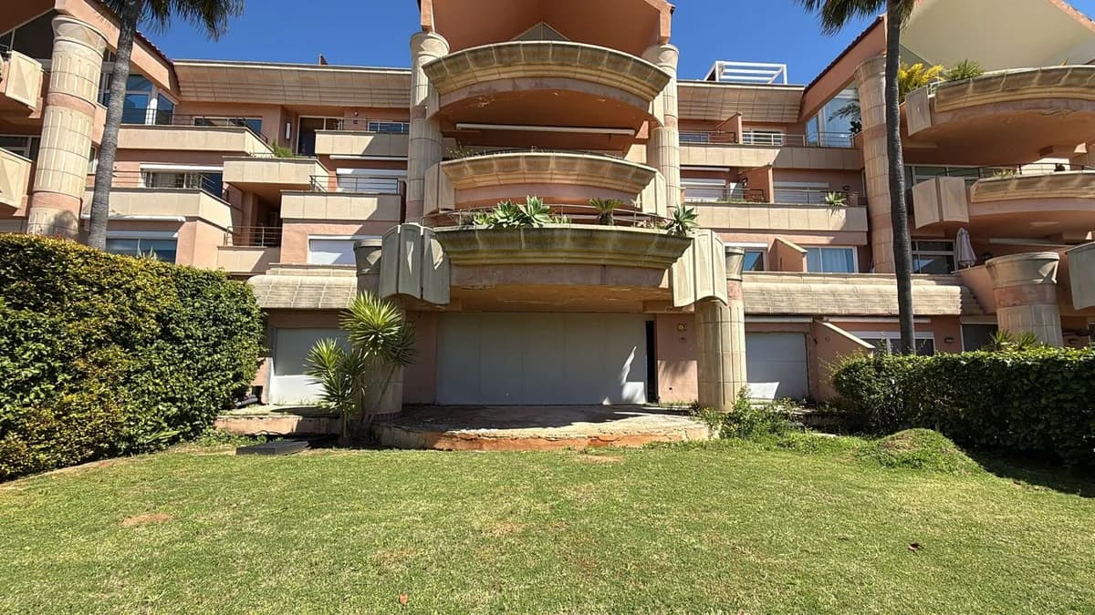 4 Bedroom Ground Floor Apartment for Sale in Nueva Andalucía, Málaga - Image 2