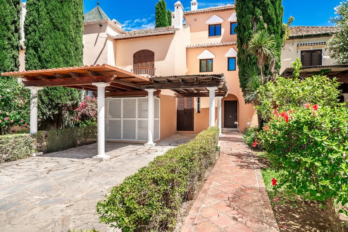 4 Bedroom Townhouse for Sale in New Golden Mile, Málaga - Image 6