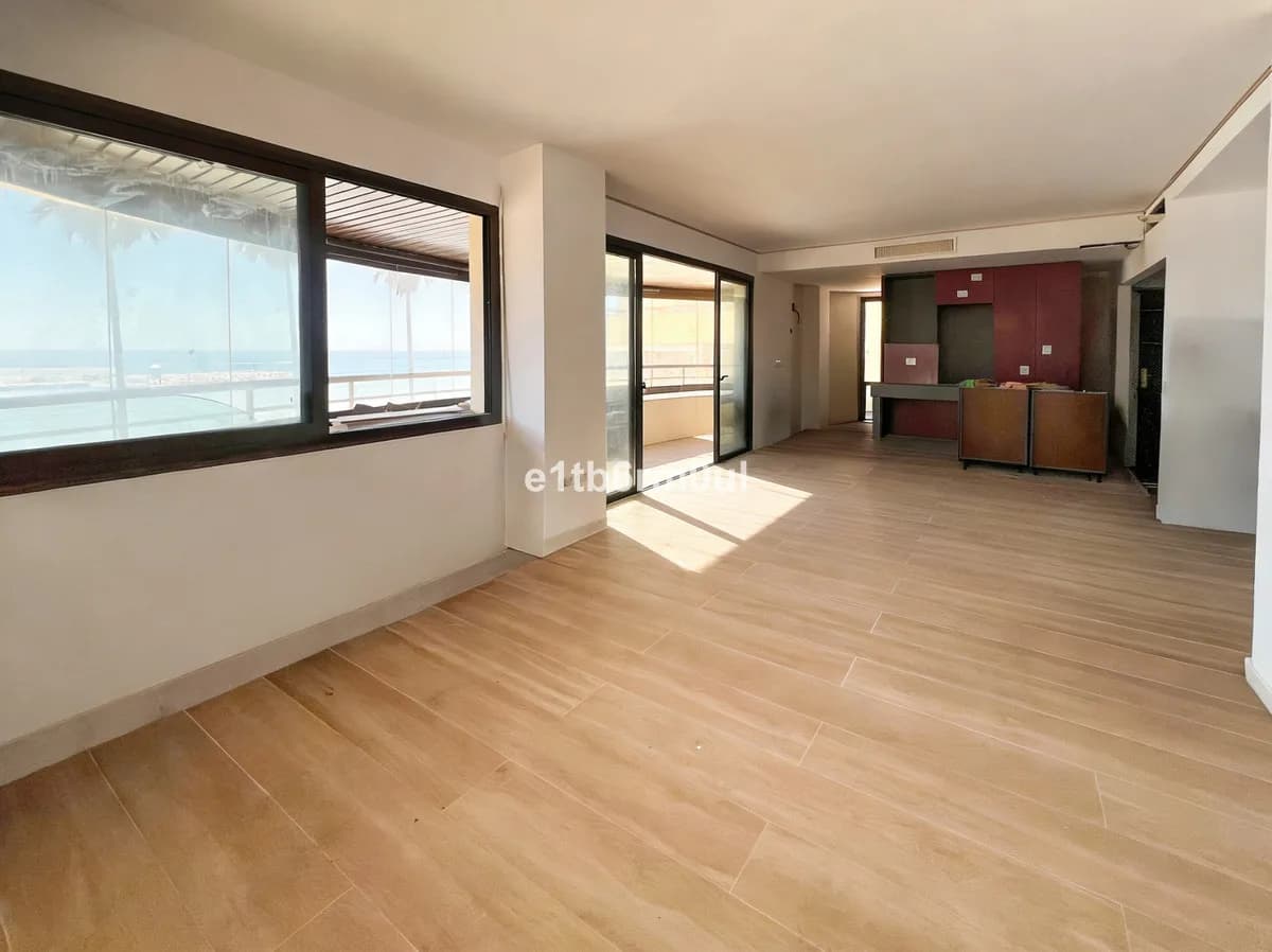 3 Bedroom Middle Floor Apartment for Sale in Marbella, Málaga - Image 2