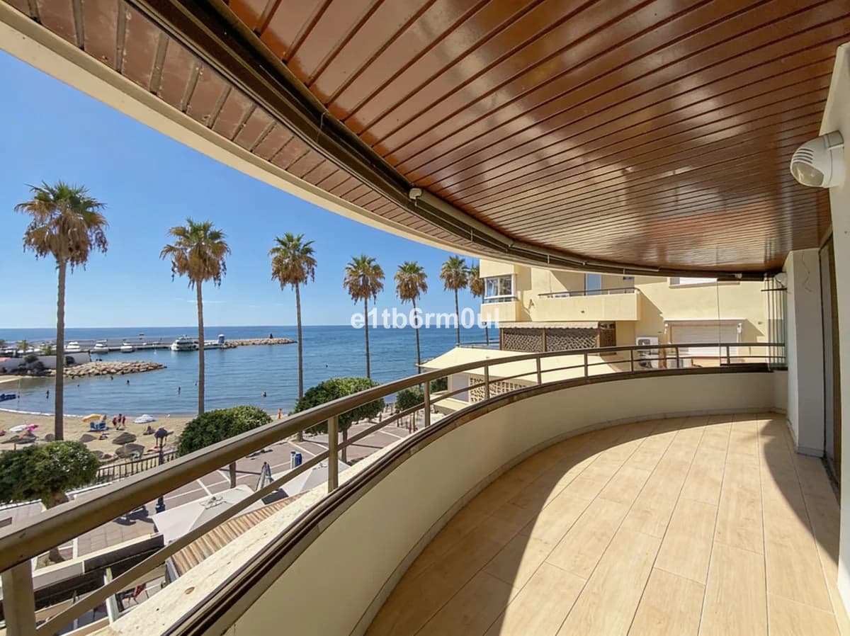 3 Bedroom Middle Floor Apartment for Sale in Marbella, Málaga - Image 4