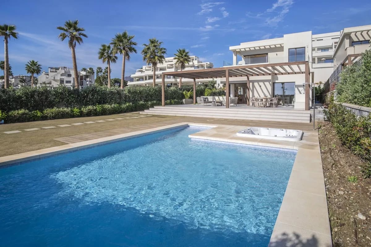 4 Bedroom Detached Villa for Sale in New Golden Mile, Málaga