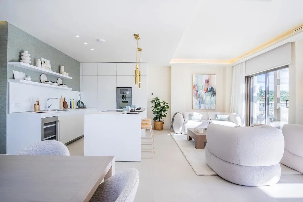 4 Bedroom Detached Villa for Sale in New Golden Mile, Málaga - Image 2