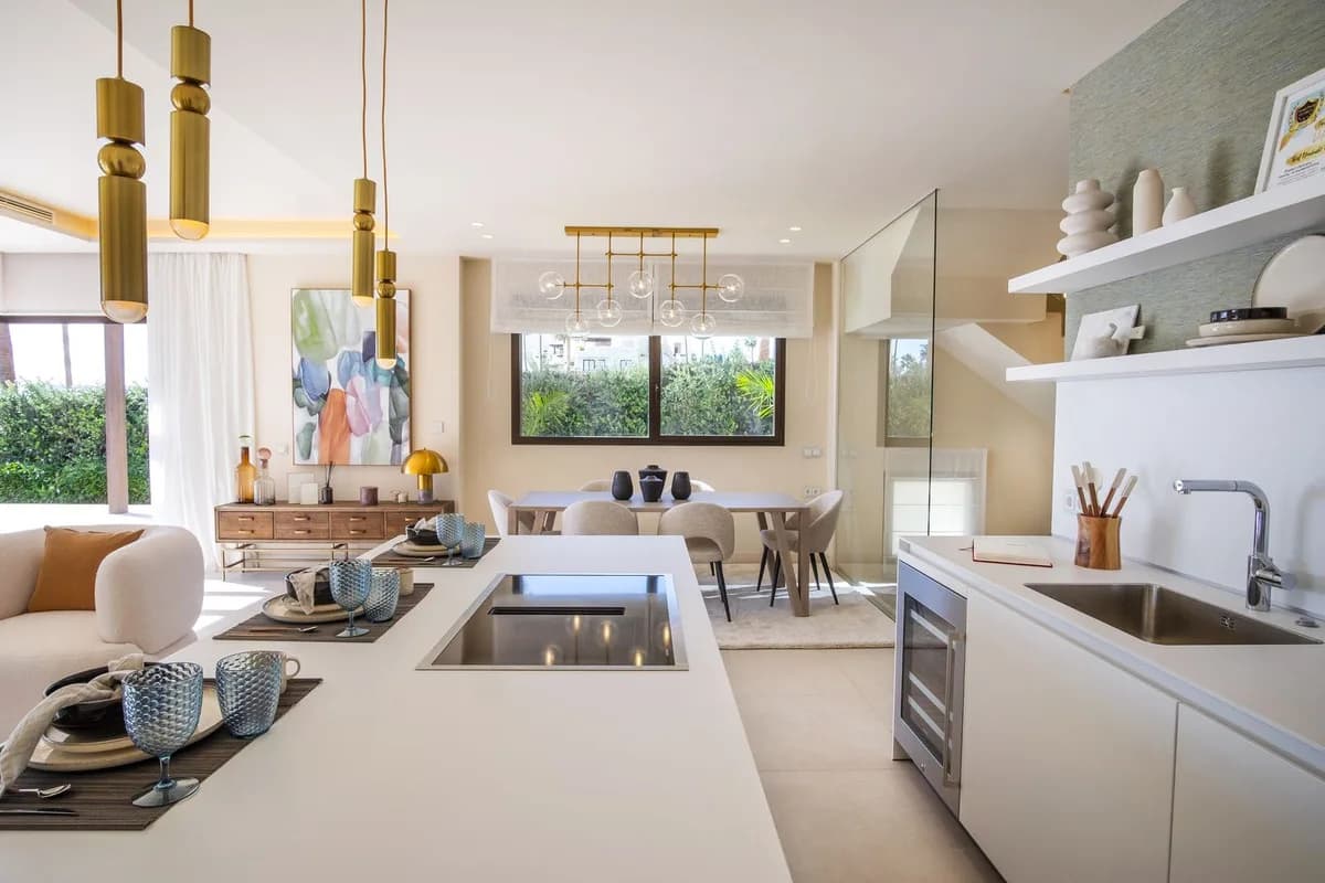 4 Bedroom Detached Villa for Sale in New Golden Mile, Málaga - Image 6
