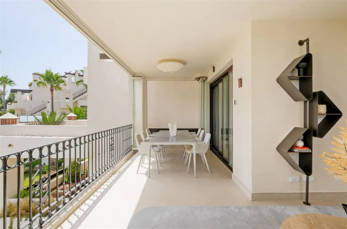 3 Bedroom Middle Floor Apartment for Sale in New Golden Mile, Málaga - Image 4