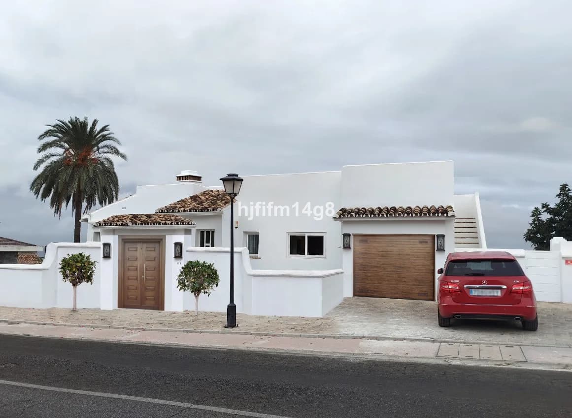 4 Bedroom Detached Villa for Sale in Nueva Andalucía, Málaga - Image 2