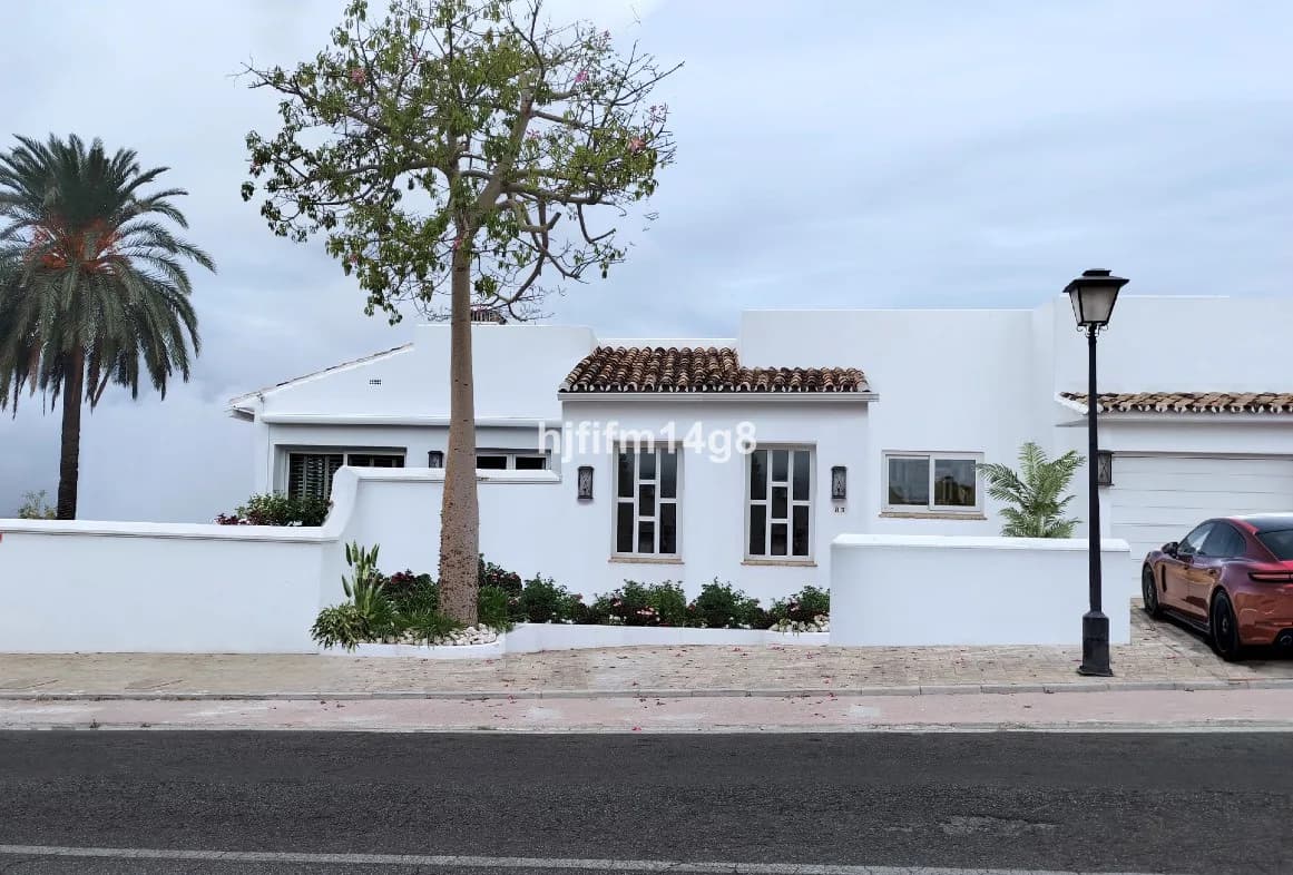 4 Bedroom Detached Villa for Sale in Nueva Andalucía, Málaga - Image 3
