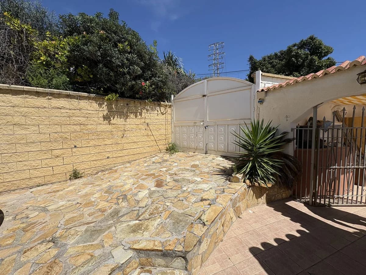 4 Bedroom Semi-Detached House for Sale in Torreblanca, Málaga - Image 4