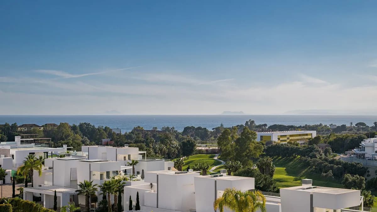 4 Bedroom Middle Floor Apartment for Sale in Santa Clara, Málaga - Image 2