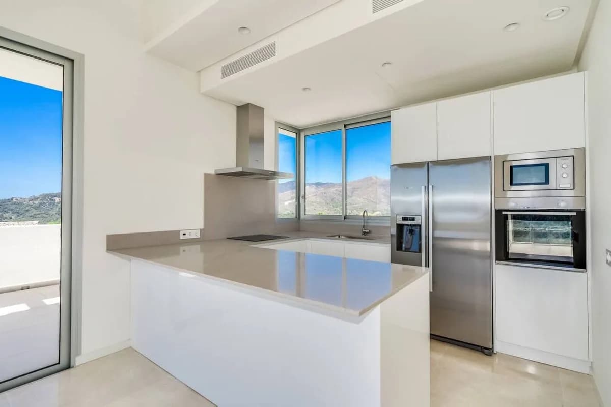 4 Bedroom Penthouse for Sale in Benahavís, Málaga - Image 6