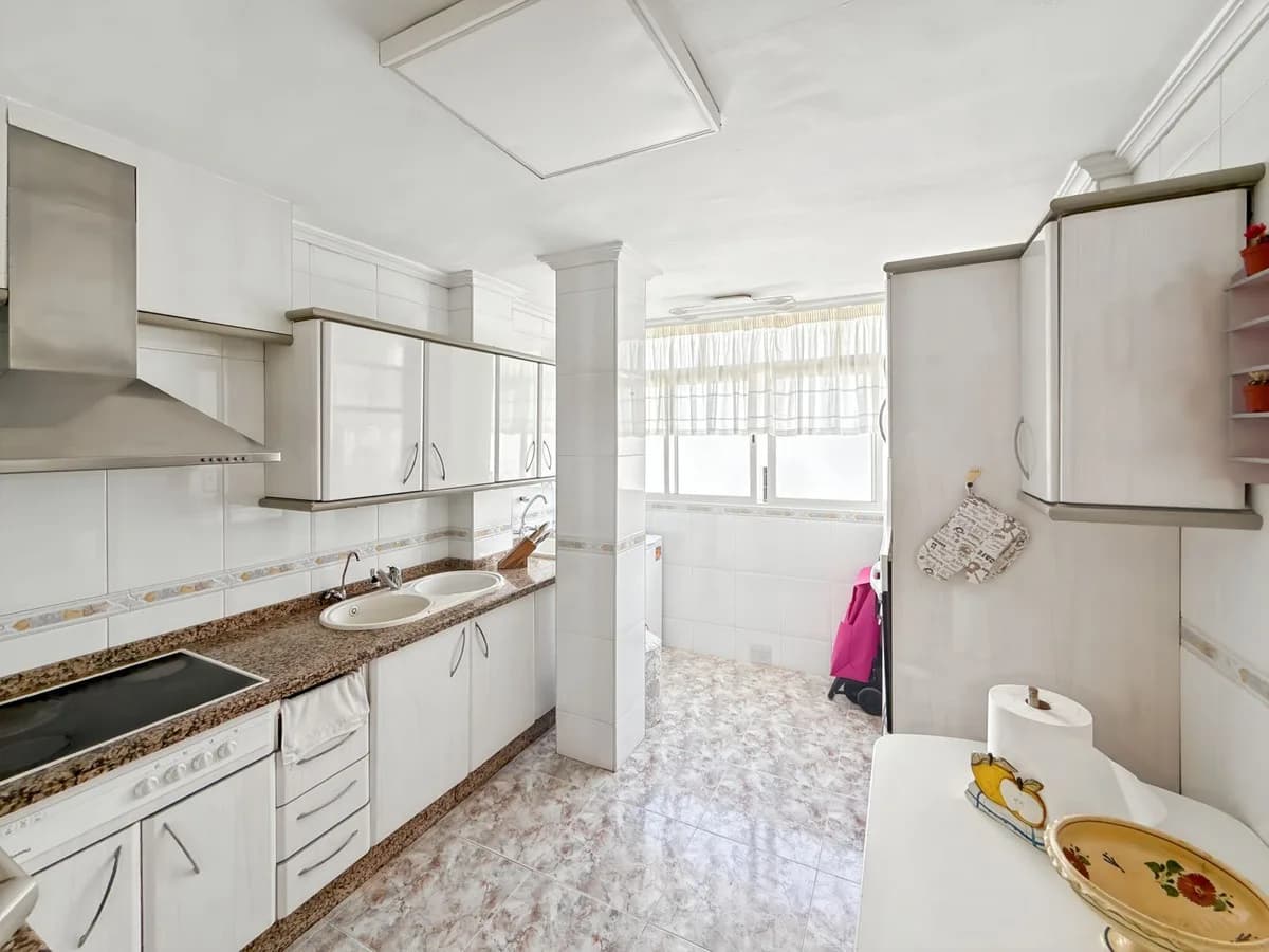 4 Bedroom Top Floor Apartment for Sale in Perchel Sur, Málaga - Image 4